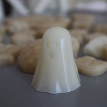 Load image into Gallery viewer, Natural Beeswax for Hand Sewing