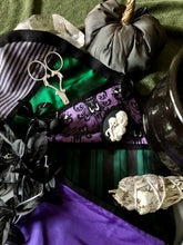 Load image into Gallery viewer, Leota v3 - 18th Century Housewife / Hussif KIT